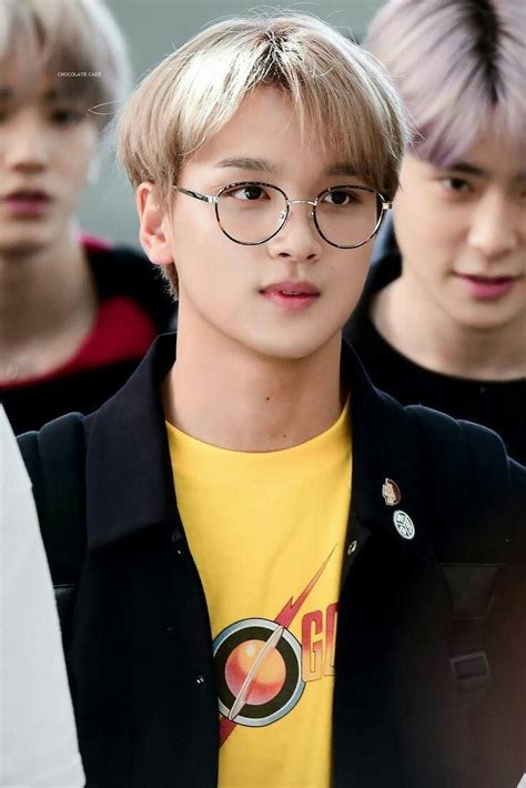 Trend hijab yang makin beragam tak lepas dari peran para desainer muda yang memiliki pengaruh. 10 Potret Pesona Haechan NCT Pakai Kacamata, Bikin Ambyar!