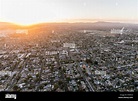 Puesta de sol vista aérea del Valle de San Fernando, casas y calles en ...