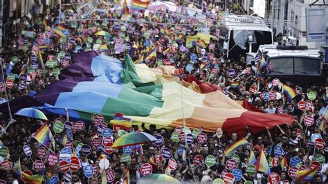 Istanbul 10 000 Participants Pour La 12e Gay Pride Turque