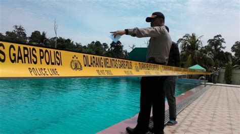 Lifia niala is cool to play ball in the pool of children. Mandi di Kolam Renang, Puluhan Anak Keracunan : Okezone News