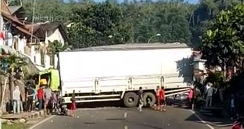 Kecelakaan Hari Ini Di Bandung Ini Dia Penyebab Kecelakaan Tabrakan