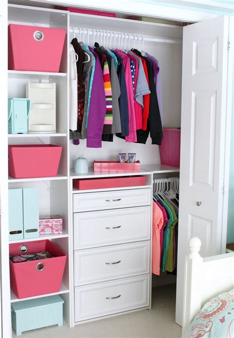 It gets tougher to be able to organize every single piece of clothing and accessory we own time after time! Small Reach-in Closet Organization Ideas | The Happy Housie