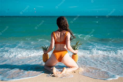 熱帯の島の海辺でビキニを着た美しいセクシーなモデルの女の子が夏休みのセックスを旅行します プレミアム写真