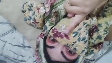 Hijab Cachonda árabe Milf Esposa Se Masturba Chorreando Coño Hasta El Orgasmo Húmedo Mientras El