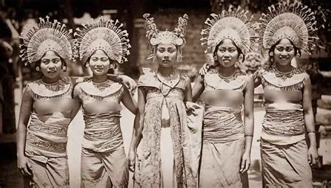 Pakaian Adat Bali Dahulu Wanita Bali Tidak Pernah Memakai Atasan