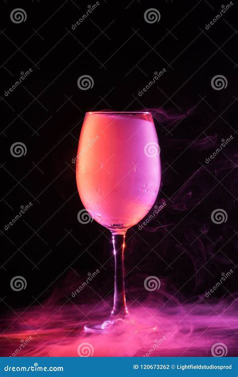 Copo De Vinho Com Fumo Cor De Rosa Foto De Stock Imagem De Preto