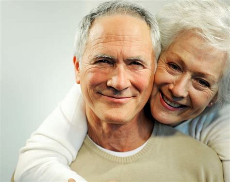 Âgé De Plus De 80 Ans Et à La Recherche D’une Mutuelle Senior Couples De Personnes âgées