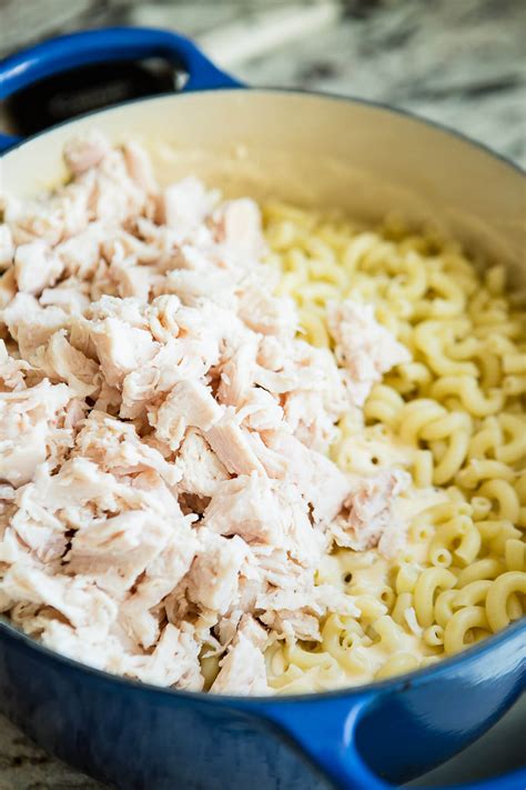 Macaroni and cheese recipe, now with meat, for a more sustaining and complete dinner. Chicken Mac and Cheese (with Ranch & Bacon!) - Oh Sweet Basil