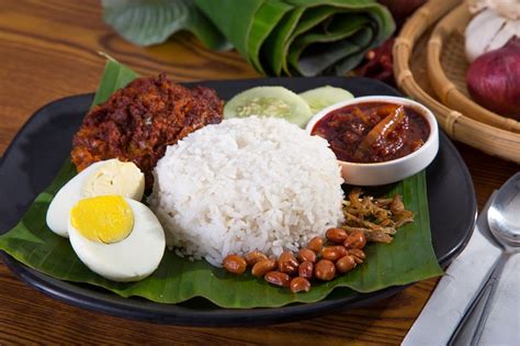 Nasi lemak juga menjadi makanan popular di semenanjung melayu dan pantai timur sumatera. Bella Hadid Santap Nasi Lemak, Ini 5 Fakta Menarik Makanan ...
