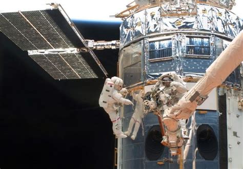 Repair Of Hubble Telescope 16 Pics