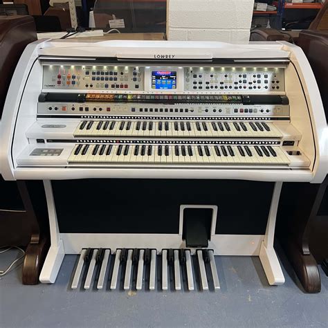 Used Lowrey Rialto Organ In White Epianos