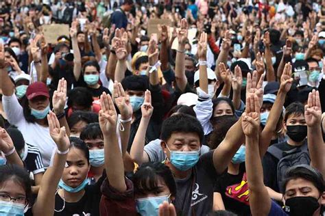 Foto Saat Demonstran Di Thailand Berkoordinasi Dengan Bahasa Isyarat Baru