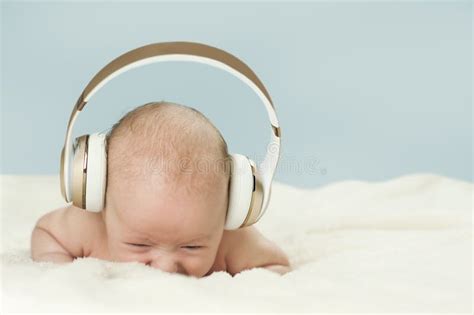 Muchacho Joven Lindo Que Escucha La Música Con Los Auriculares Foto De