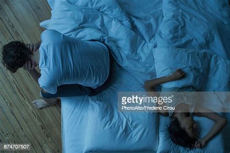 Man Unable To Sleep While Wife Sleeps Comfortably Unaware Stock Foto