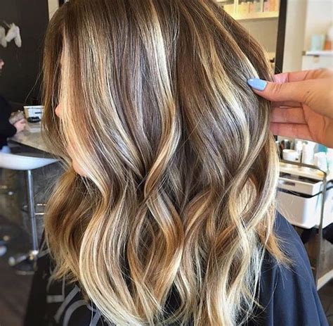 Dimensional streaks thick streaks that are several levels above your base color give a bold contrast. 1001 + Ideas for Brown Hair With Blonde Highlights or Balayage