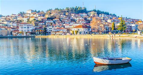 How to use macédoine in a sentence. Visitez la ville d'Ohrid, cette merveille macédonienne ...