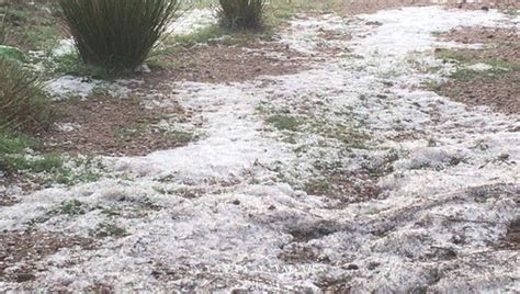 Hujan es terjadi disertai petir dan angin kencang dalam durasi singkat, menurut bmkg, biasanya satu hari sebelumnya udara terasa panas dan gerah mulai malam hingga pagi hari karena radiasi matahari. Saat Sebagian Wilayah Musim Panas, Kota di Saudi Ini malah Hujan Es