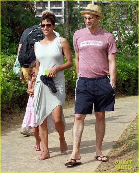 Halle Berry Olivier Martinez Maui Beach Stroll With Nahla Photo