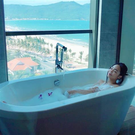 志摩マキさんのインスタグラム写真 志摩マキinstagram「bath Time♪風呂入りながら景色が見れるの 最高 朝 ダナン ベトナム 景色 ビーチ Danang