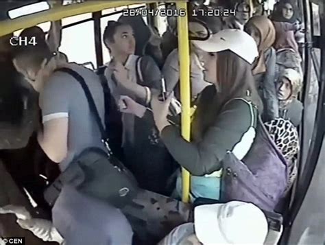 男子公交猥亵女子遭殴打新浪图片