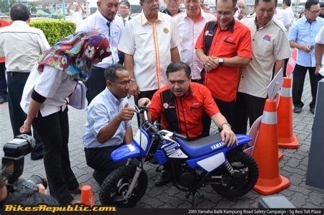 Malaysian immigration officers are always alert to spot people that work in malaysia illegally. Should Malaysia change the minimum age for motorcycle ...