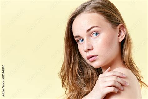 Foto Stock Pretty Redhead Teenager Girl With Blue Eyes And Freckles