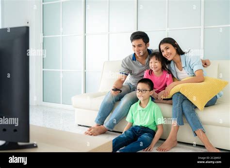 Familia Asiática Feliz Con Padre Madre Hijo E Hija Sentados En El