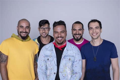Sorriso Maroto Faz Show Cantando As Antigas No Gramado Do Maracanã