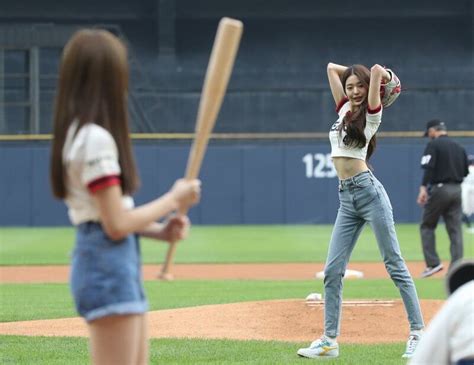 IVE Wonbabe Doosan Bears First Pitch Starship Entertainment Pitch Vocalist Debut Girl Group