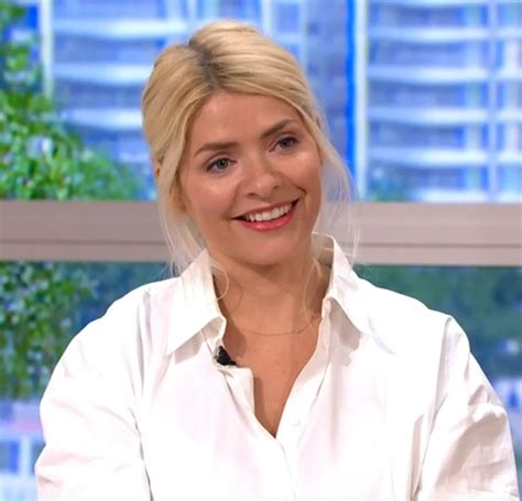Holly Willoughby Shows Her Freckles And Long Hair In Stunning Make Up Free Snap As She Relaxes