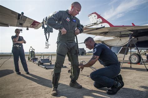 Air Force Wounded Warrior Takes Flight With Thunderbirds Joint Base San Antonio News