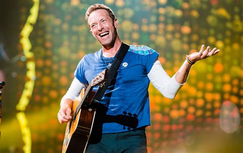 Watch Chris Martin Teach Daughter Apple How To Play The Beatles On Guitar