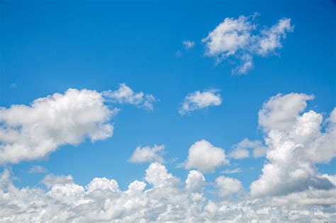 Langit Biru Menerobos Awan Cumulus Putih Foto Stok Unduh Gambar