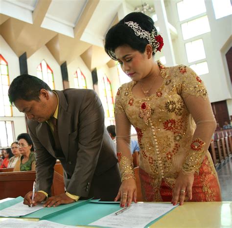 13 rekomendasi penjahit kebaya pengantin batak di medan dan jakarta. Rumah Payet Erna: April 2012