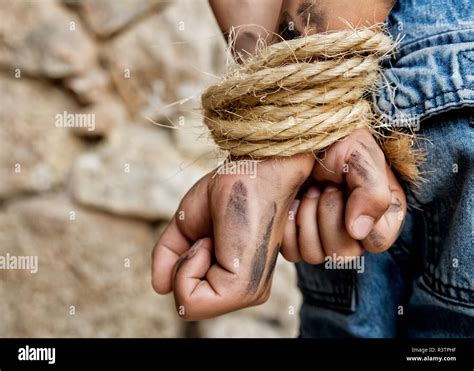 Gefangene Die Mit Einem Seil Gefesselt Stockfotografie Alamy
