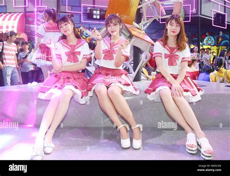 Chinese Showgirls Pose At The Stand Of Chinese Mobile Video Live
