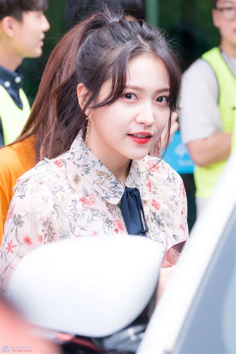 Red Velvets Yeri Looks Like The Younger Sister Of This Idol Koreaboo