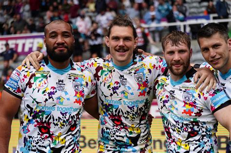 Your chance to own a signed Robbie Mulhern Magic weekend shirt – Leigh