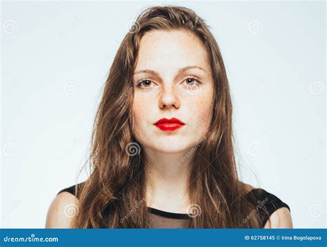 jong vrouwen mooi portret met rode lippen en sproeten in klassieke kleding stock afbeelding
