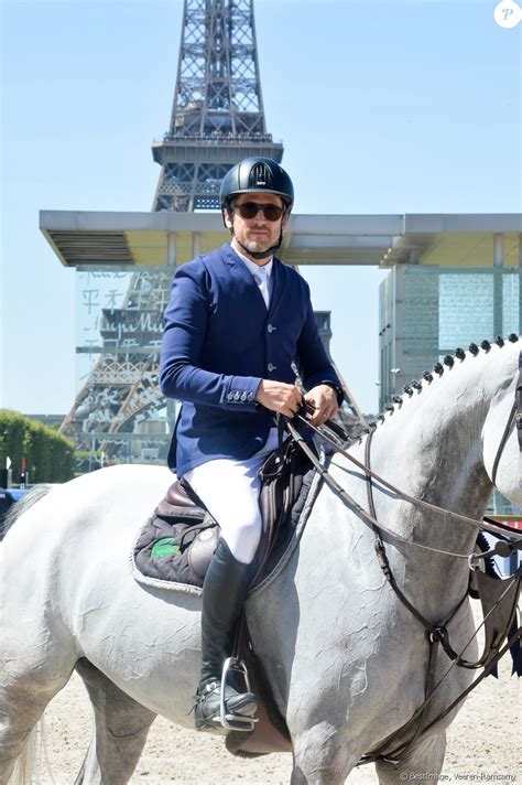 L'occasion de revenir sur sa love story toujours aussi actuelle avec. Exclusif - Guillaume Canet pose avec son cheval lors du Longines Paris Eiffel Jumping au Champ ...