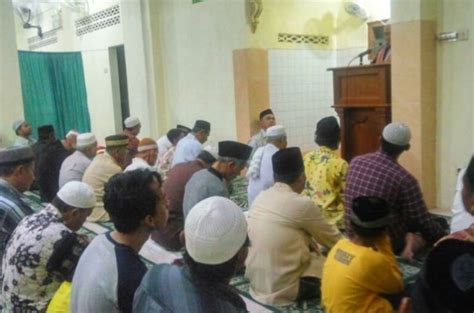 Sholat gerhana bulan di antara waktu sholat maghrib dan isya'. MASJID IKHLAS KEDUNGJENAR GELAR SHOLAT GERHANA BULAN MALAM ...