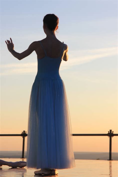Fotos Gratis Cielo Niña Mujer Puesta De Sol Moda Azul Ropa Novia Bailarina Ballet