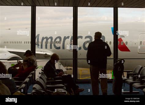 American Airline Passengers At Chicago Ohare Airport Terminal 3 Stock