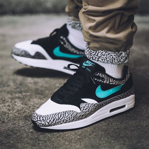 The screen itself is 92 feet wide and over 48 feet tall which is about the size of a professional basketball court. Nike Air Max 1 Atmos "Elephant" Retro : Release Reminder ...