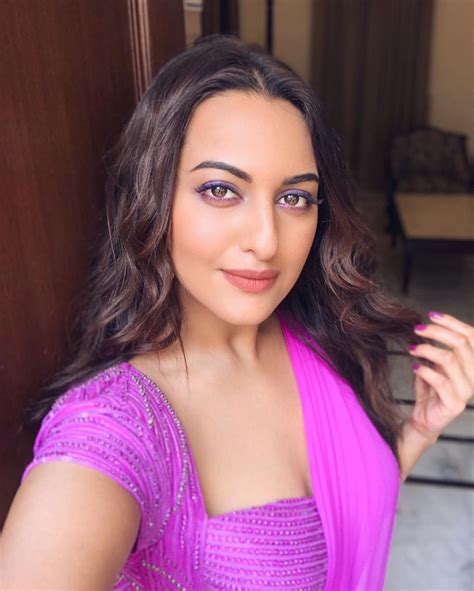 Sonakshi Sinha Birthday Special These Photos Of The Actress Prove That She Is A Queen Of Selfies