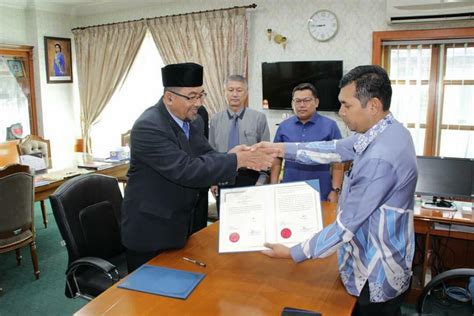Batu pahat ialah sebuah kawasan persekutuan di johor, malaysia yang mempunyai wakil di dewan rakyat dengan kod p150. Majlis Angkat Sumpah Ahli Majlis Baru | Portal Rasmi ...