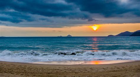 Sunrise Over The Ocean In Vietnam Hd Wallpaper Background Image