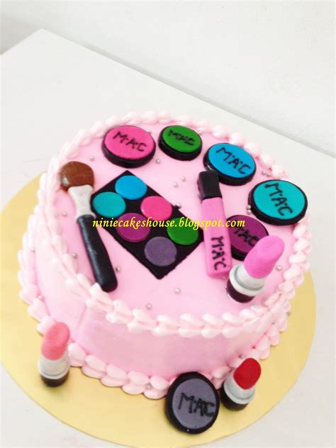 Makeup kits contain a variety of different makeup, often everything you need to complete your full look, or focusing on one aspect such as contouring or eyeshadow. ninie cakes house: MAC Make up set Birthday cake.
