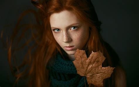 обои лицо листья женщины Рыжая модель портрет длинные волосы голубые глаза Фотография