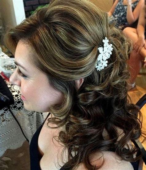 Your vibrant locks will sparkle in the sunlight and really make your high and lowlights pop. 50 Ravishing Mother of the Bride Hairstyles | Mother of ...